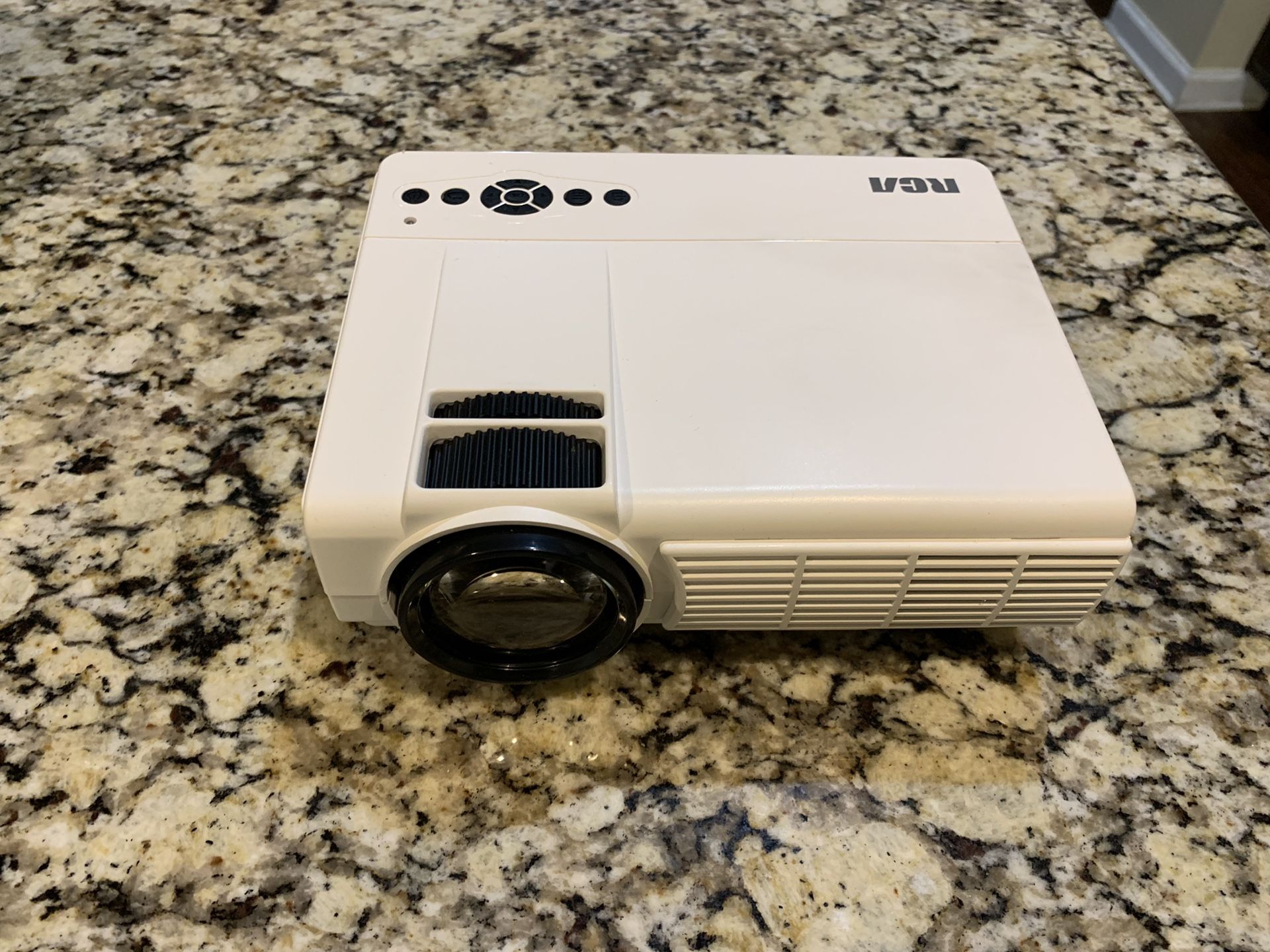 RCA RPJ116 2000 LUMENS Home Theater Projector 1080P HDMI (