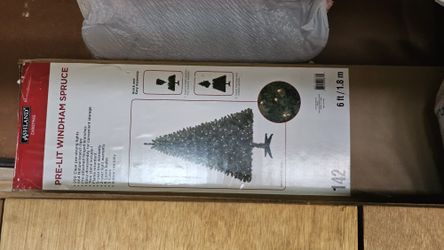 Christmas Tree With Loghts