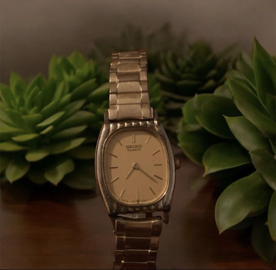 Vintage Seiko Quartz Women's Watch – Gold-Tone Oval Dial & Bracelet