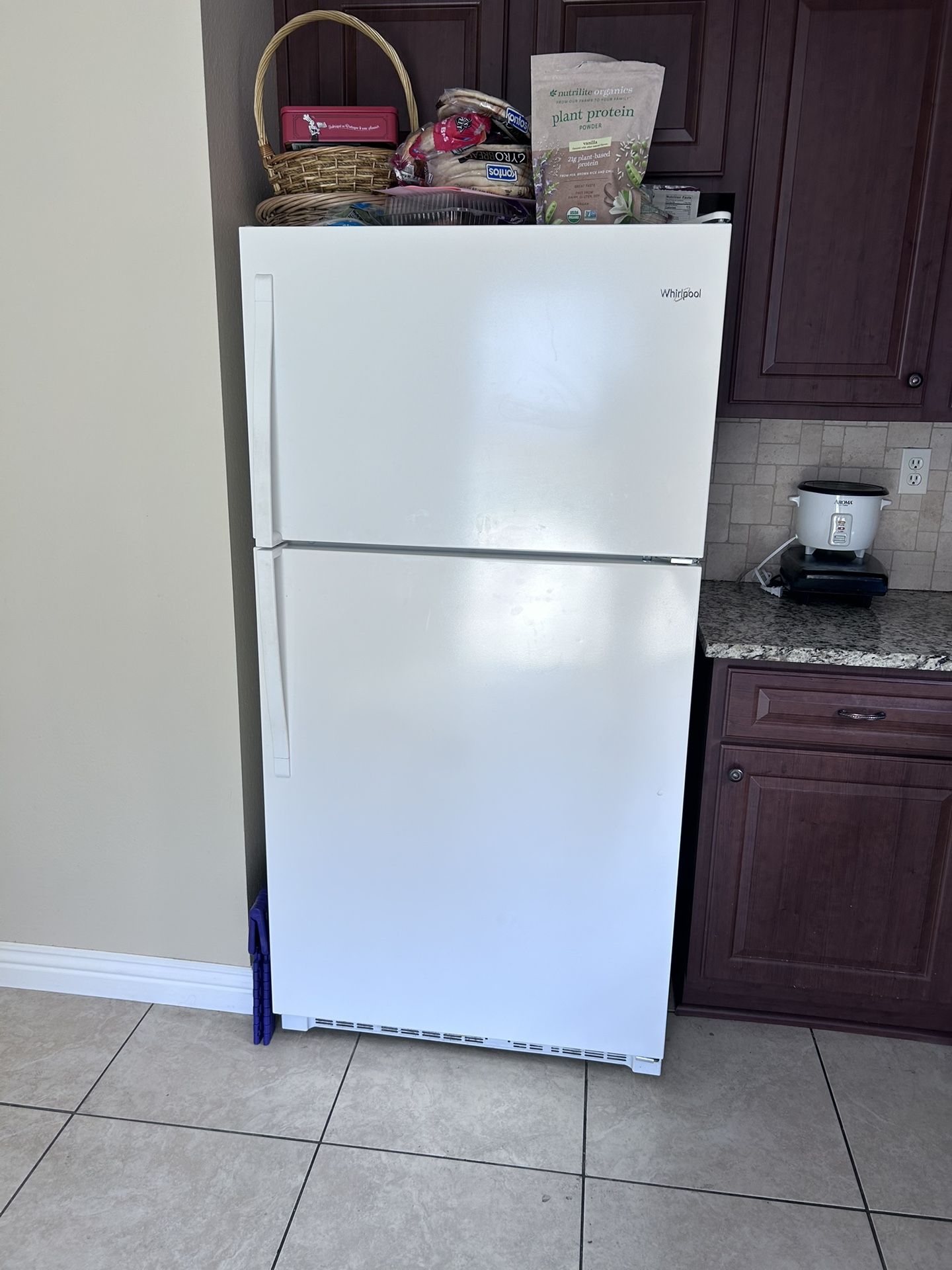 Whirlpool 18.2-cu ft Top-Freezer Refrigerator ( White )