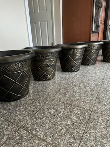 Brand New Gorgeous 6 Brand New Not Used Pots For Plants
