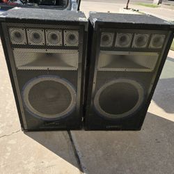2 Technical Pro 15 Inch PVRTX-15U powered PA speakers