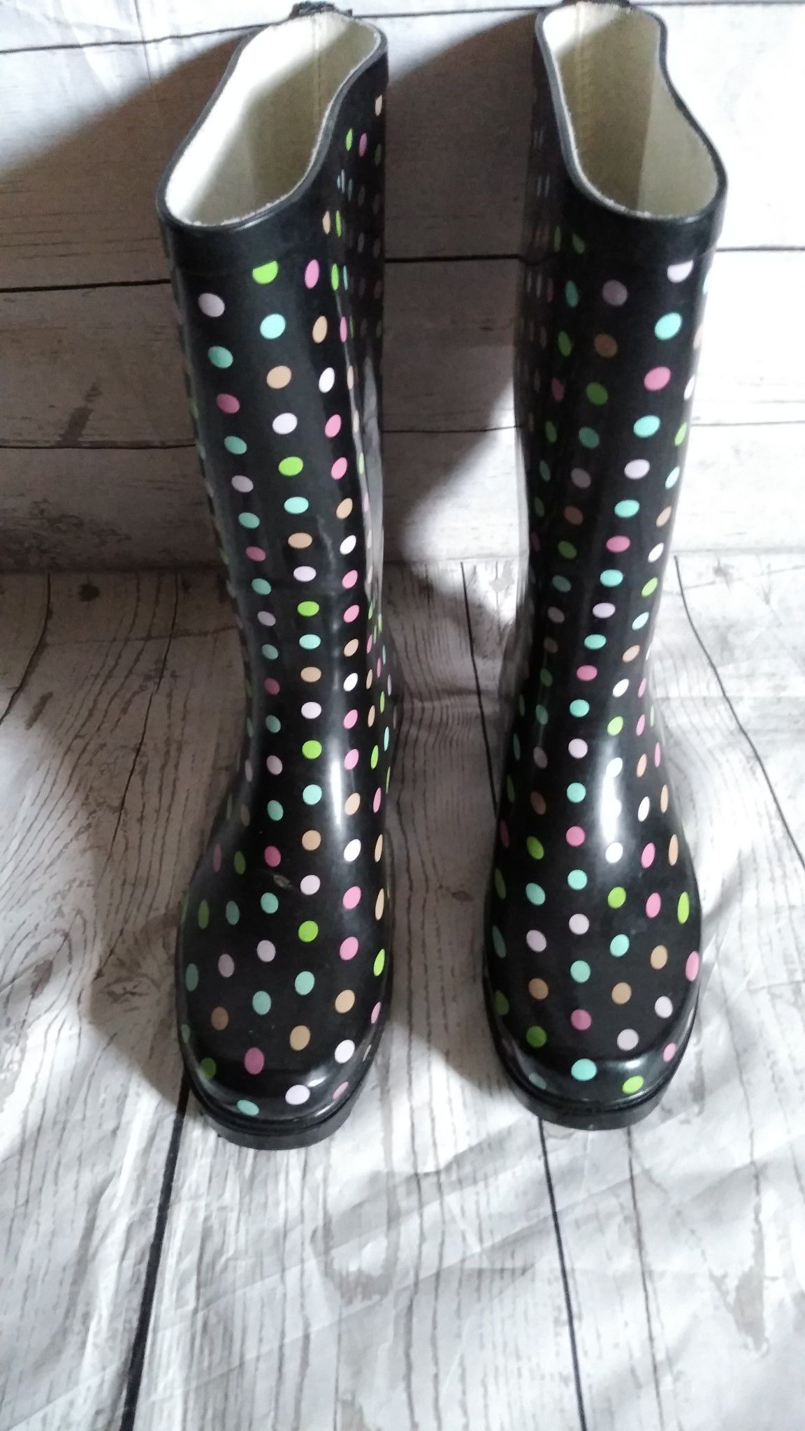 Beautiful Rain Boots , women's size 9 ( excellent condition )