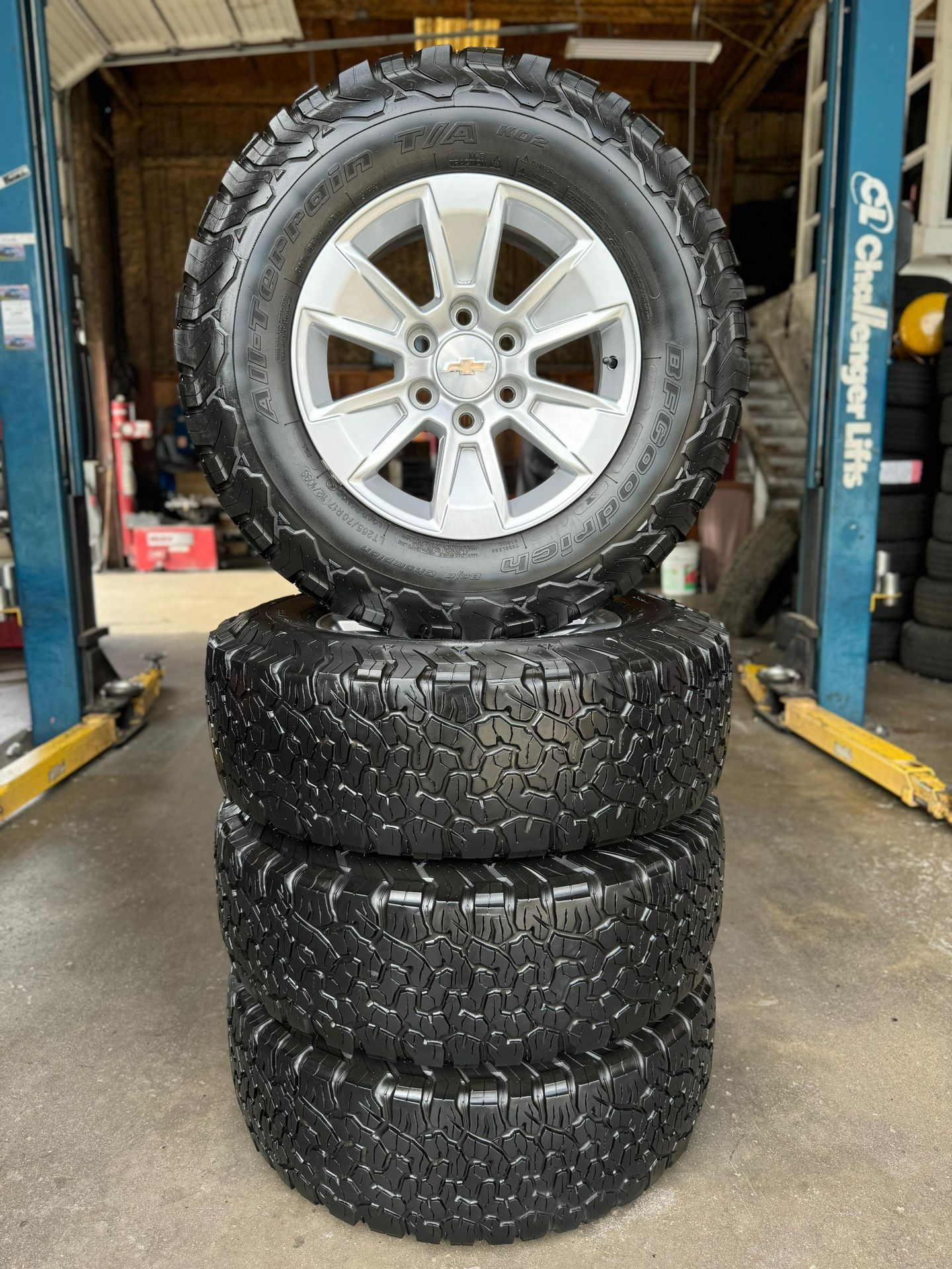 🫡🫡🫡17s BRAND NEW WHEELS WITH USED TIRES CHEVY GMC 🫡🫡🫡