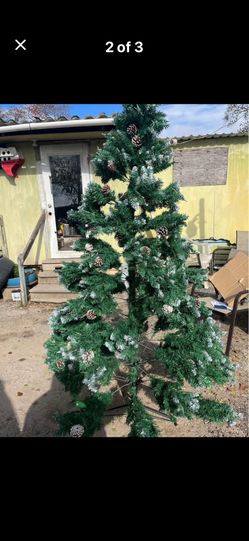 7.5ft Christmas Tree With Pine Cone