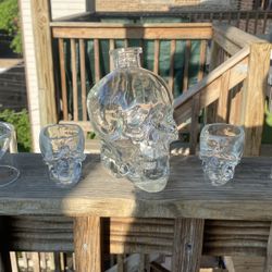 Crystal Skull whiskey decanter w/4 shot glasses