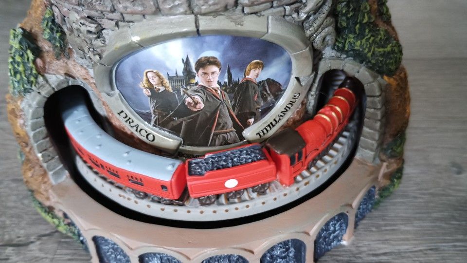 Harry Potter Snow Globe .. Train Moves, Lights Up And Plays Music