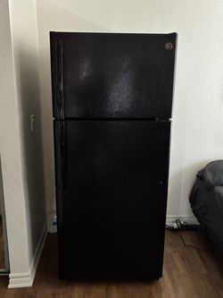 GE Black Top-Freezer Refrigerator