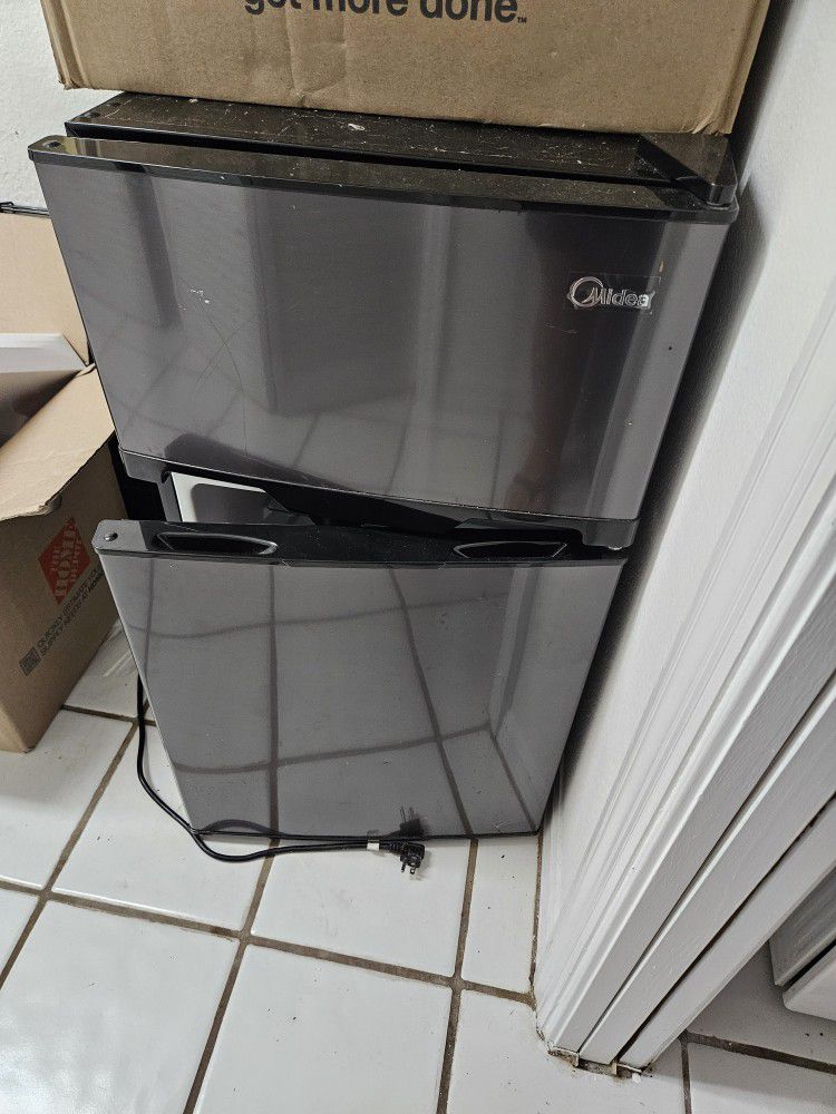 Midea Mini Refrigerator w/ Freezer 