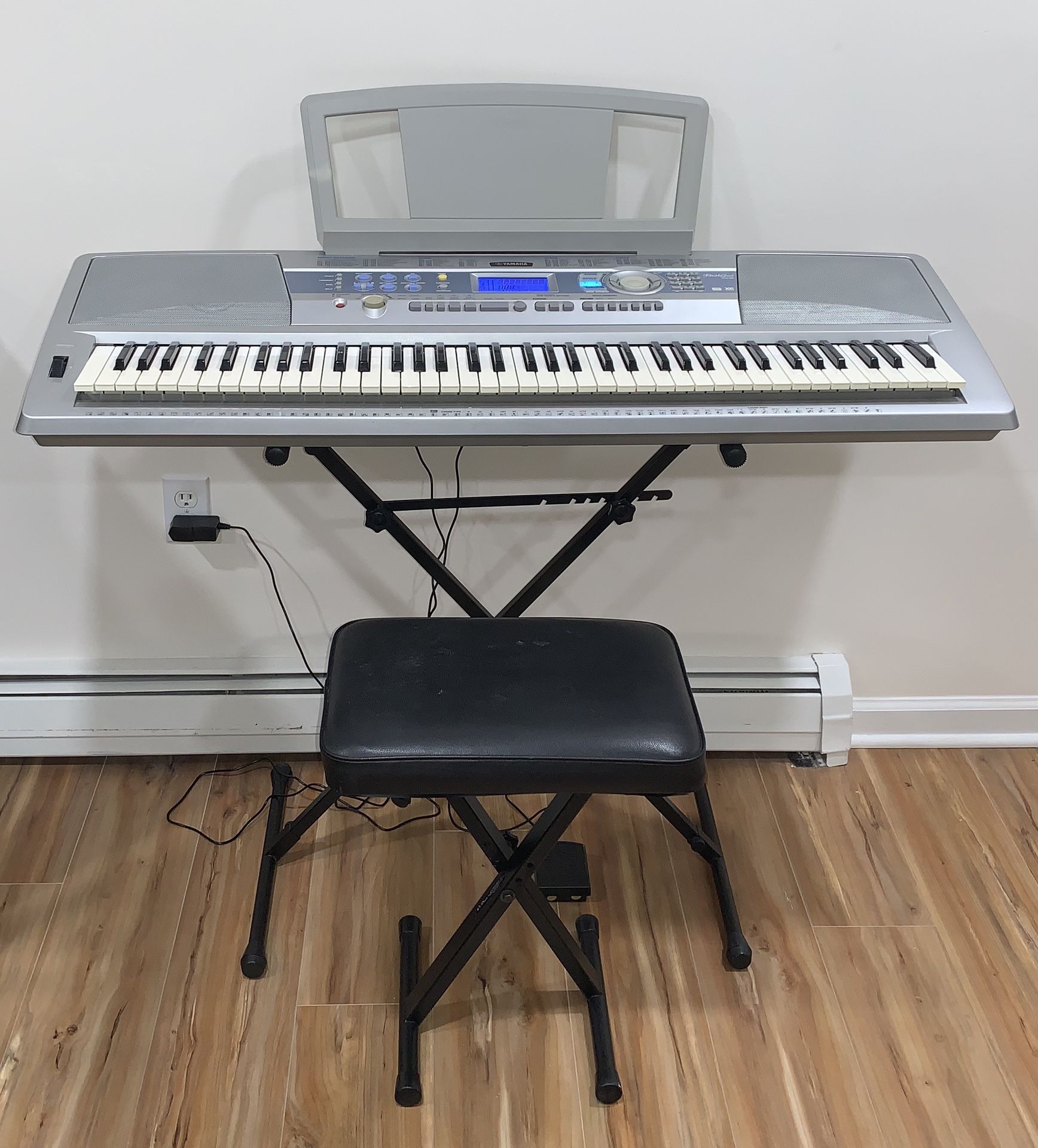 Yamaha Portable Grand DGX-200 Electronic Keyboard with Accessories