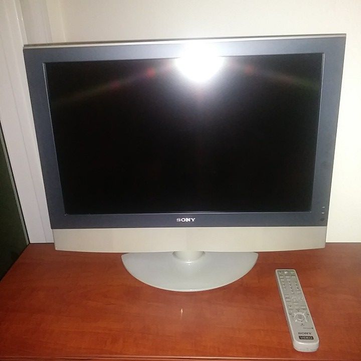 Sony 23" Flat Screen LCD Color TV - KLV-23HR1