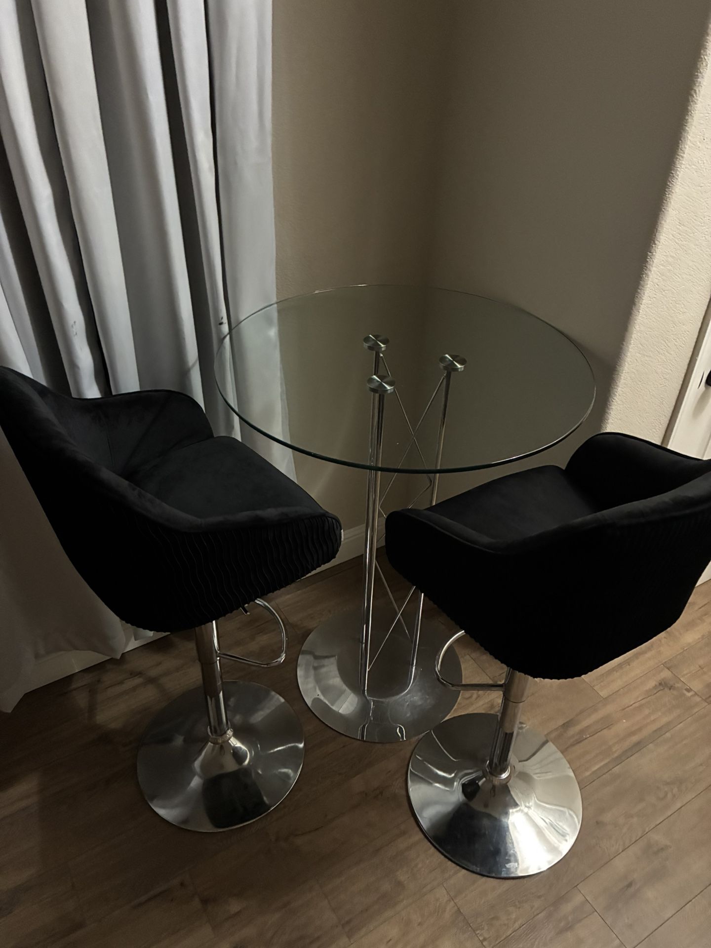 2 Bar Stools And table set