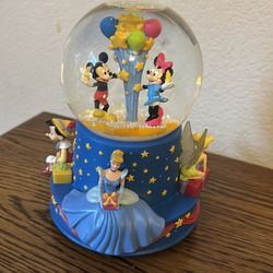 Halmark edition Disney Musical Snow Globe