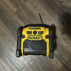 The DeWalt DCR018 is a 12v-20V MAX compact worksite radio that can be powered by an AC power cord or a DEWALT 18-Volt or 12-Volt/20-Volt Max battery p