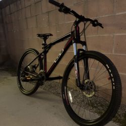 Gt Mountain Bike, 27”