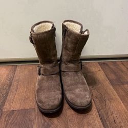 Price Just Dropped:UGG Womenâs Boots Size 6(4.5 For Kidâs Size) (Pick upđ In Bellevue) *Check out my Other Posts đ