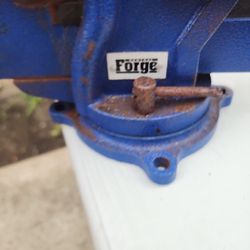 Central Forge Vise