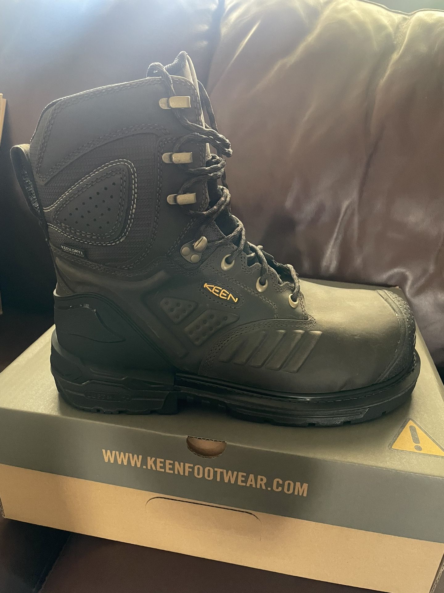 Brand NEW   Mens KEEN Utility  Philadelphia 10.5 Waterproof Carbon-Fiber Toe Boots 