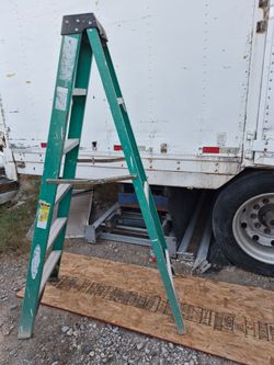 Used Fiberglass Ladder 6'