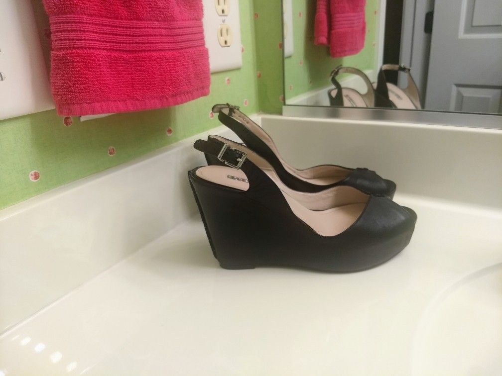 BCBGeneration Wedge Sz 8