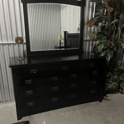 Black King Size Bedroom Set In Fair Condition 