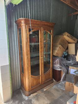 China Cabinet With Built-in Lights