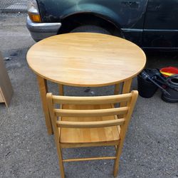 Mesa redondo y una silla