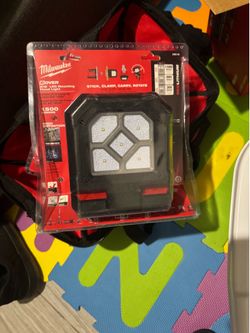 Milwaukee 18 volts led mounting flood light