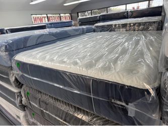 QUEEN SIZE STEARNS & FOSTER MATTRESS & BOX SPRING BED SET