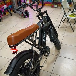 AMYET G60 Peak 1500W Electric Bike, 20" Fat Tire E-Mountain Bikes, 48V 20Ah 32MPH Ebike for Adults Full Suspension .
Extended Range: A 48V 20Ah detach