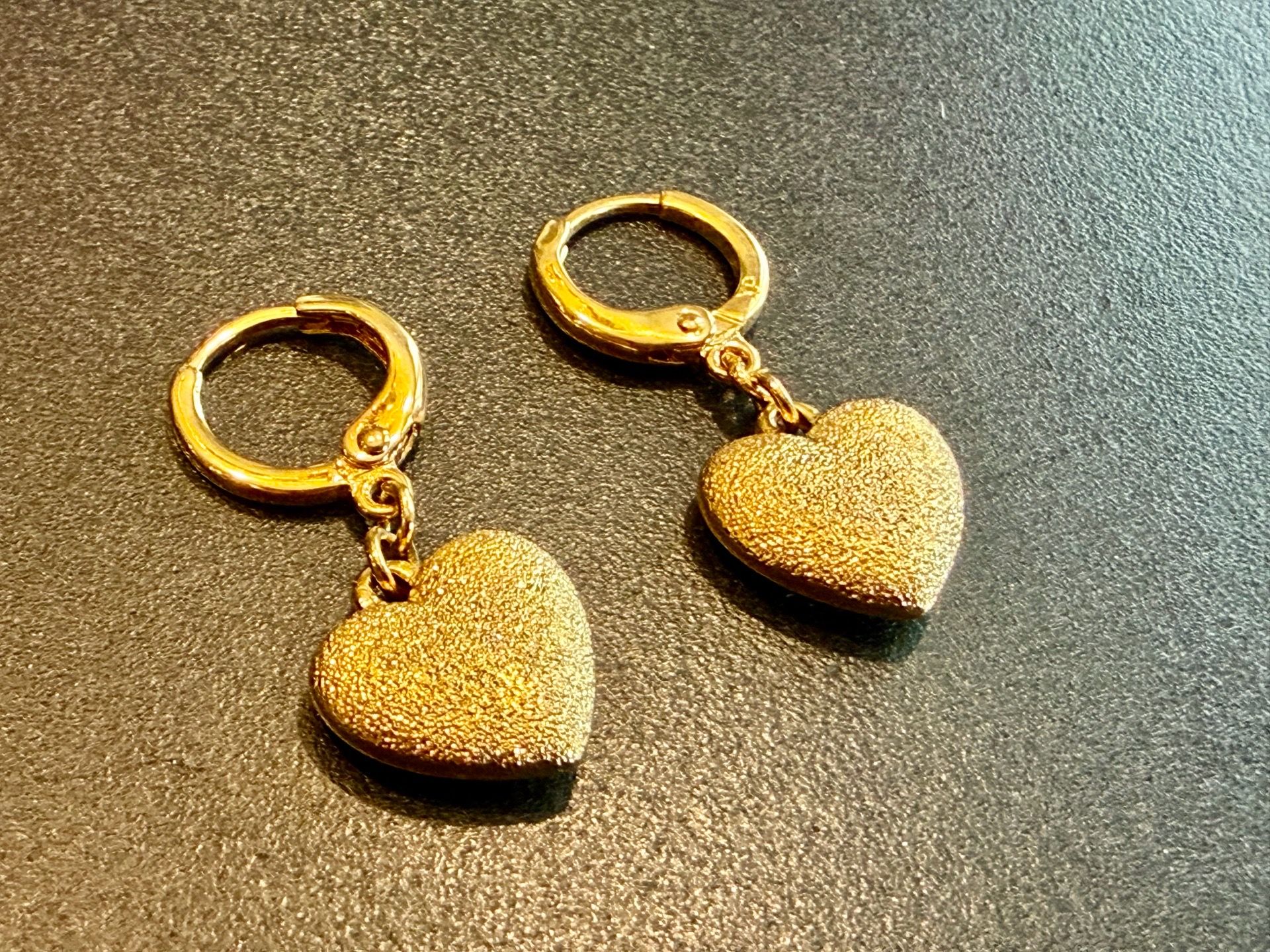 Dangling heart earring