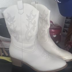 White boots size 4