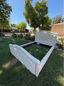 FREE DELIVERY  150$$ queen bed no hard ware just what’s in picture