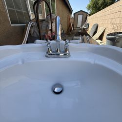 Pedestal  Sink.      Glacier Bay 