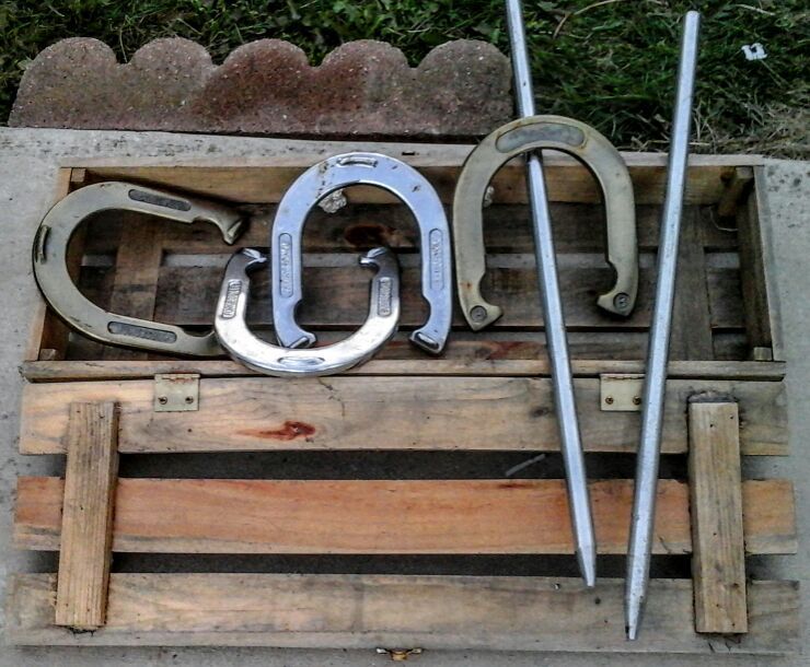 Eddie Bauer Horseshoe Set with wooden case