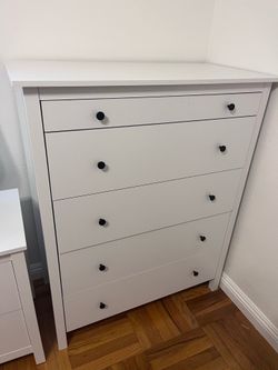5 drawer dresser , 2 drawer nightstand, small green lamp