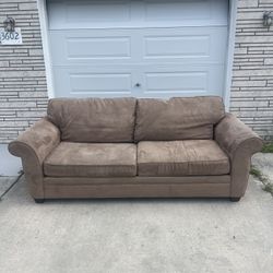 HAVERTYS MICROFIBER SOFA (FREE DELIVERY) 
