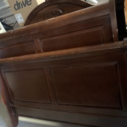 🌹SOLID WOOD QUEEN SIZE BEDROOM  SET:  SLEIGH BED AND DRESSER, MIRROR 🌹