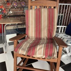 una silla mesedora está en buenas Condiciones 