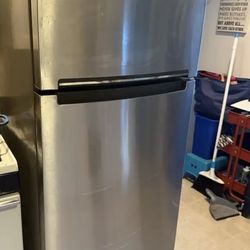 Whirlpool refrigerator excellent condition!!