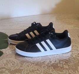 Size 7.5 Women's Adidas Sneakers (Black and white)