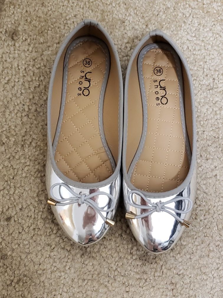 Brand new comfortable, gorgeous silver flats.