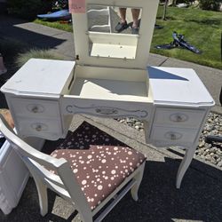 Antique Desk Vanity With Chair