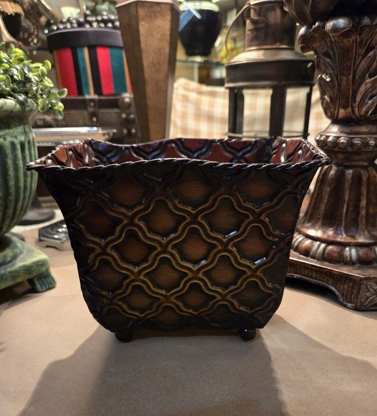 Metal Planter With Rope Edges & Ball Feet