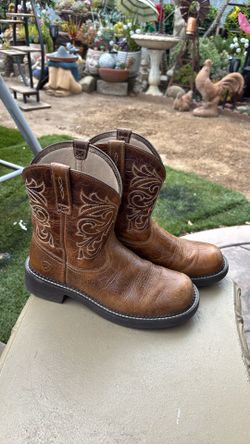 USED WOMEN ARIAT SHORT BOOTS