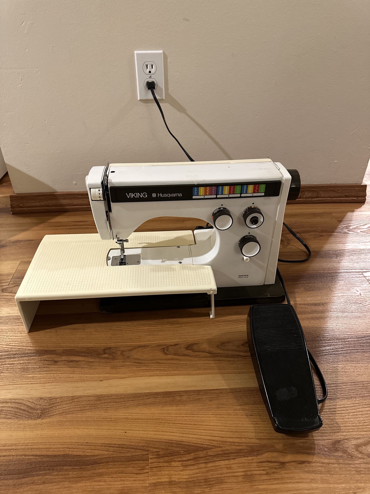 Viking Husqvarna 6360 Sewing Machine