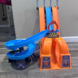 Fisher-Price Little People Hot Wheels Racing Loops Tower Toddler Vehicle Playset, 2 Cars