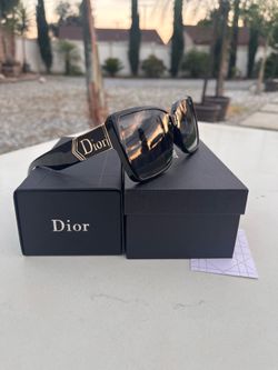woman Dior sunglasses