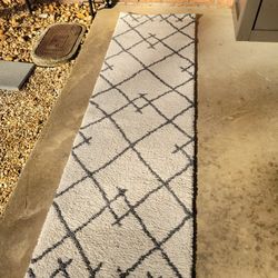 RUGS/RUNNERS 