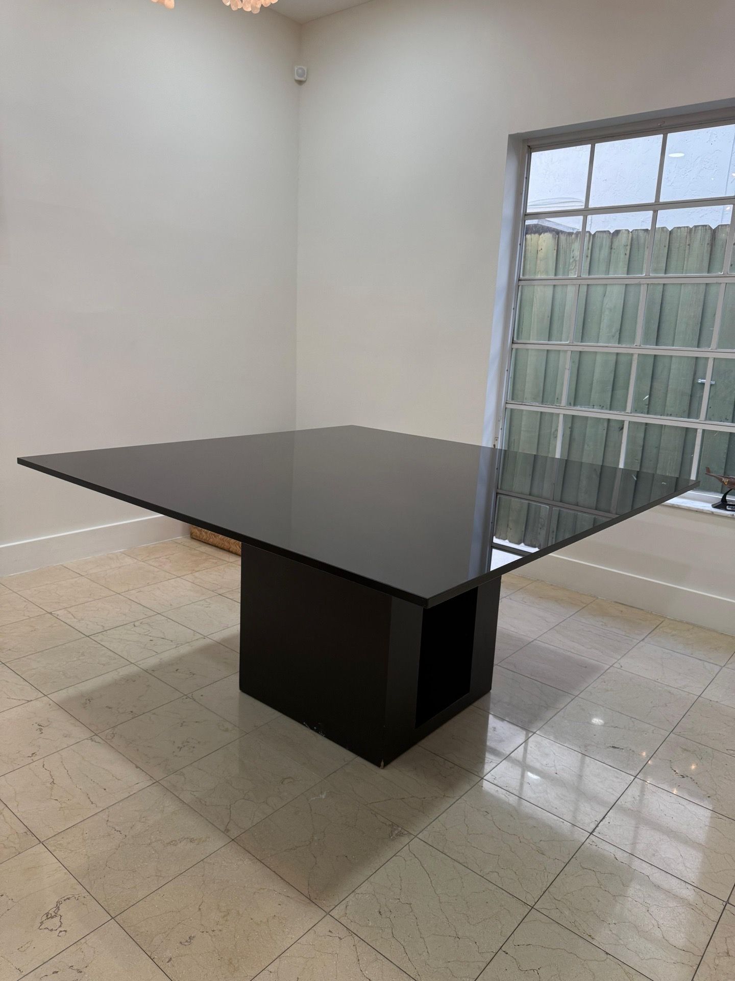 Artefacto Dining Table